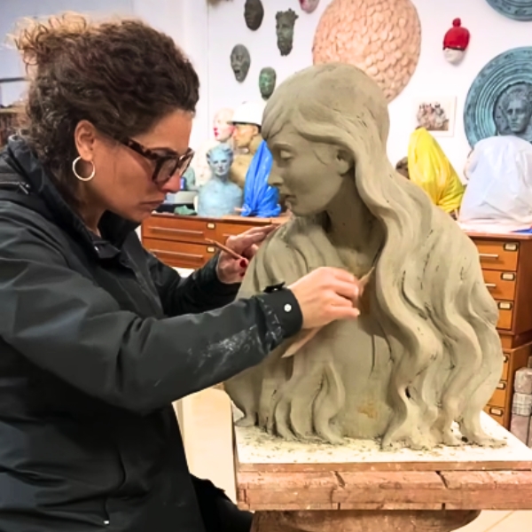 La escultora Laia Pla trabajando en la reproducción y acabado de una escultura durante el curso práctico